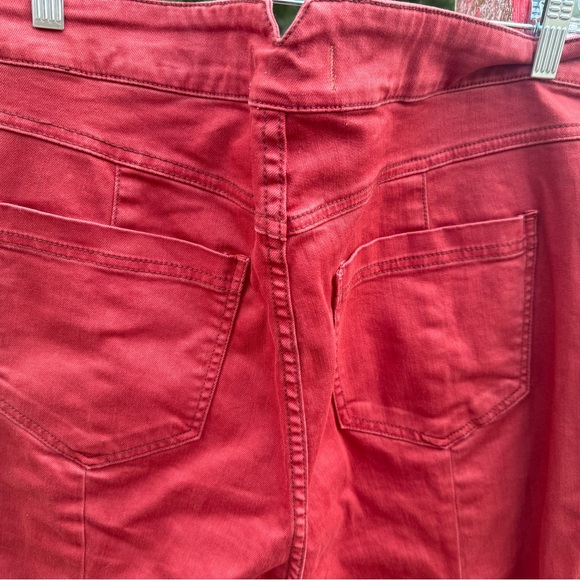 Curvy utility flare - Picture 6 of 6